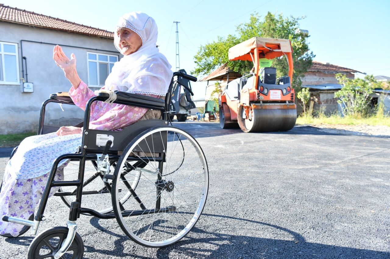 Yeşilyurt Belediyesi, Şahnahan Mahallesi'nde yaşayan 90 yaşındaki tekerlekli sandalyeye bağımlı