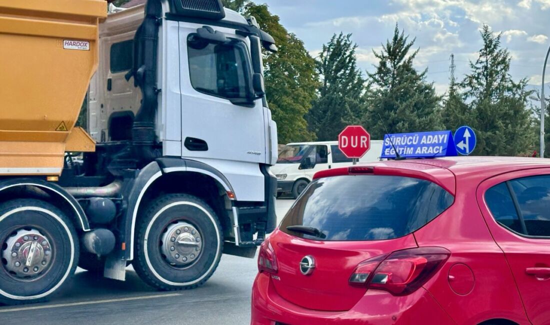 Malatya Şehir Mezarlığı çevresinde sürücü adaylarının direksiyon eğitimi yaptığı güzergâhta,