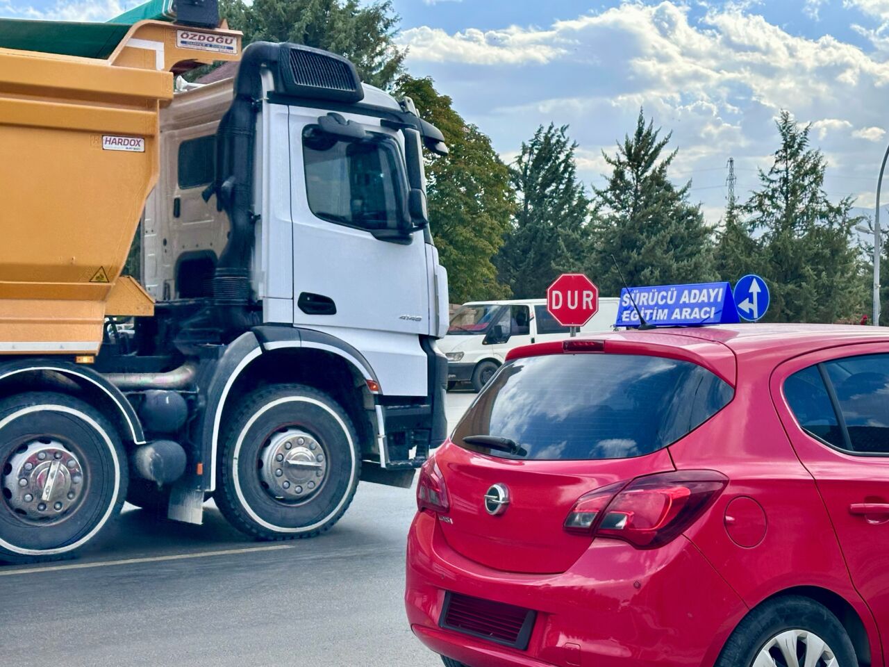 Malatya Şehir Mezarlığı çevresinde sürücü adaylarının direksiyon eğitimi yaptığı güzergâhta,