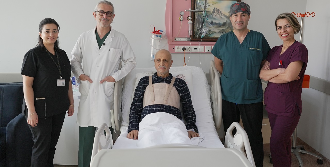 Eş Zamanlı Zorlu Ameliyat: Kalp Tümörü ve Üç Damar Tıkanıklığı