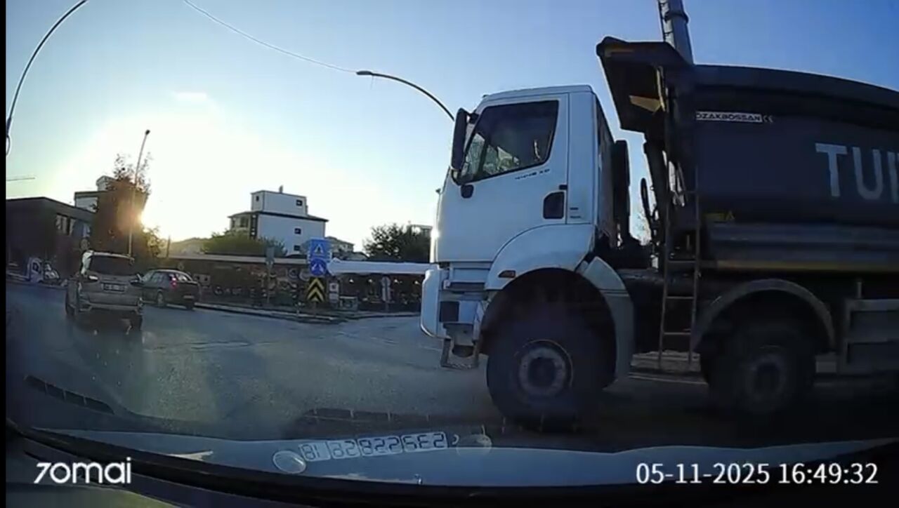 Öncelik Kendisinde Olan Sürücüyü Tehlikeye Attı! Hafriyat Kamyonlarının Kuralsızlığına Tepkiler