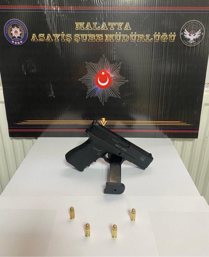 Malatya'nın Battalgazi ilçesinde bir işletme önünde meydana gelen silahlı yaralama