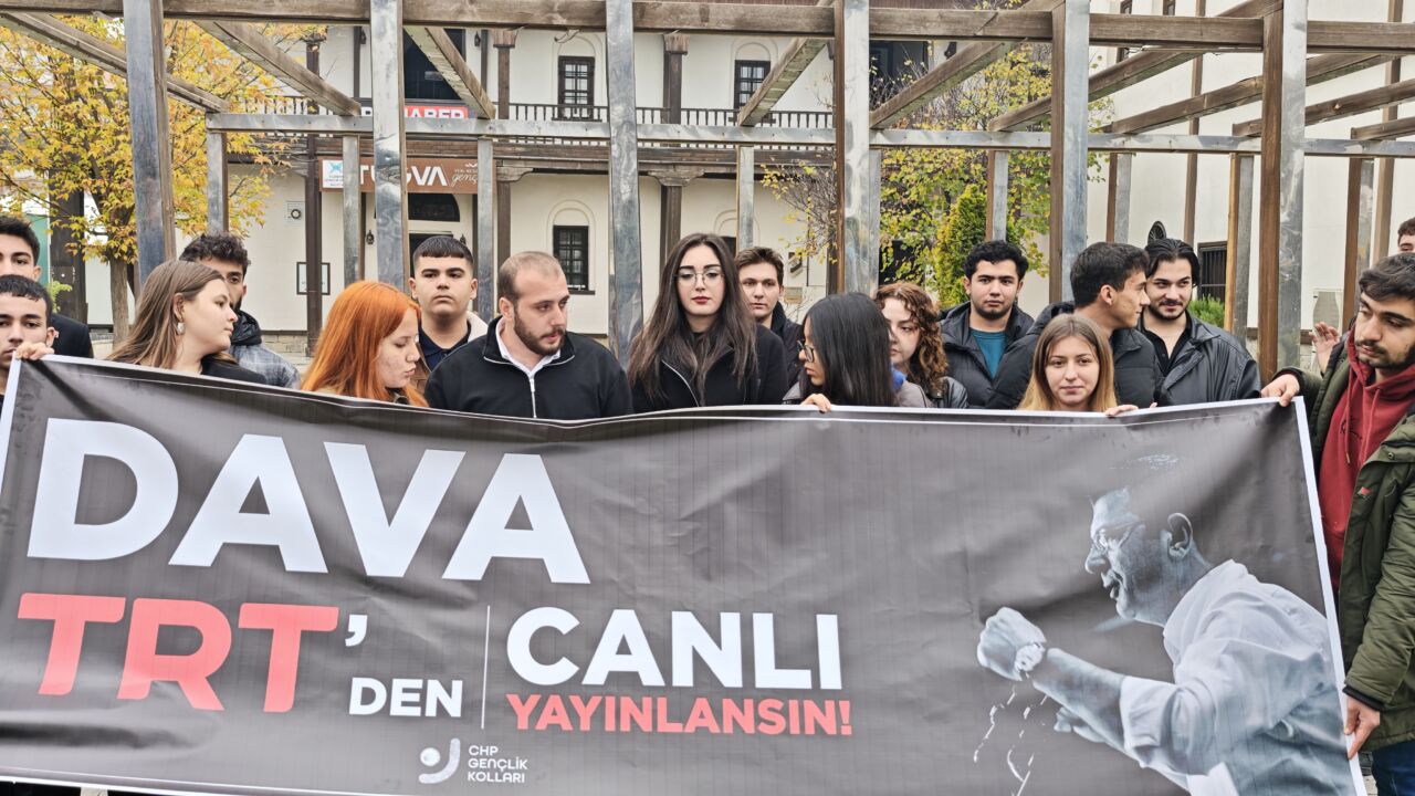 CHP Malatya Gençlik Kolları, TRT İl Temsilciliği önünde yaptığı basın