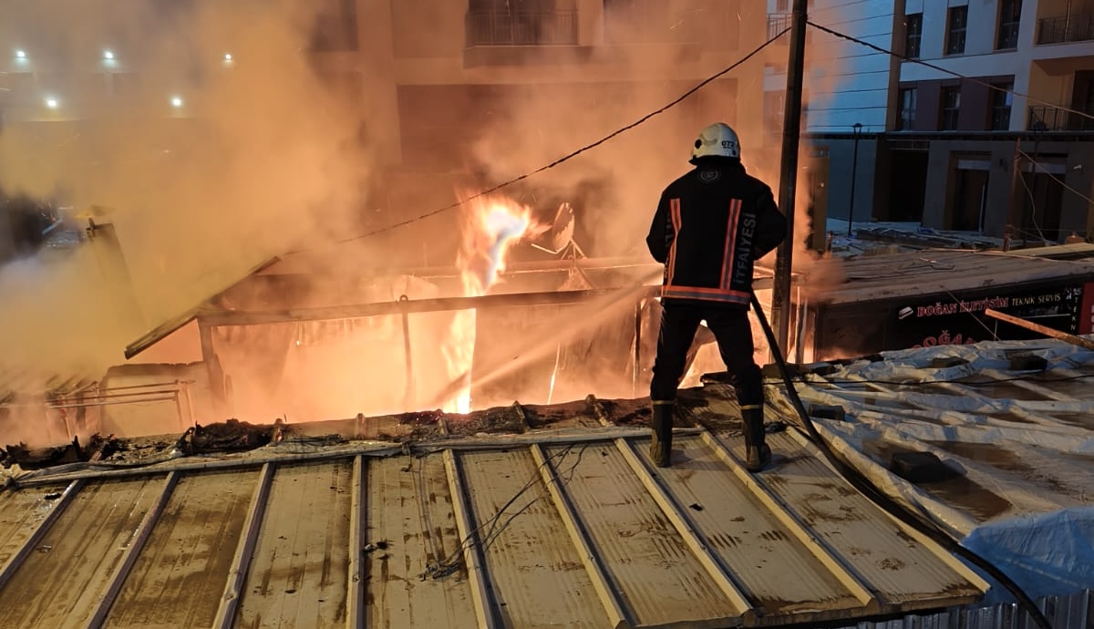Malatya Akpınar Mahallesi’nde çarşı inşaatı bölgesindeki geçici iş yeri konteynerlerinde