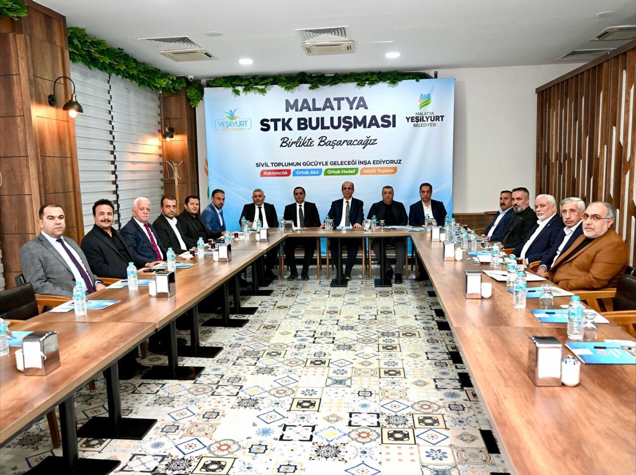 Yeşilyurt Belediye Başkanı İlhan Geçit, iş dünyası temsilcileriyle bir araya
