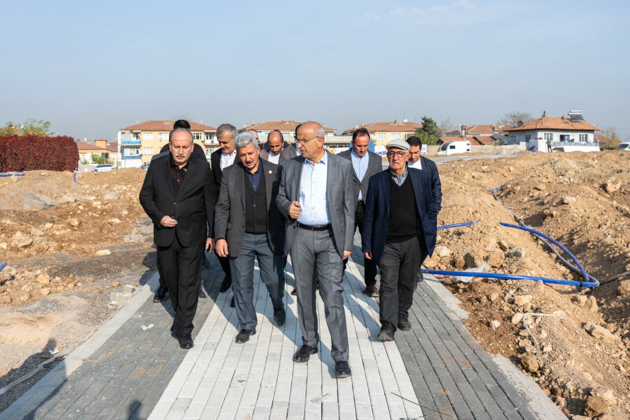 Malatya Büyükşehir Belediye Başkanı Sami Er, Başharık Mahallesi'nde yapımı devam
