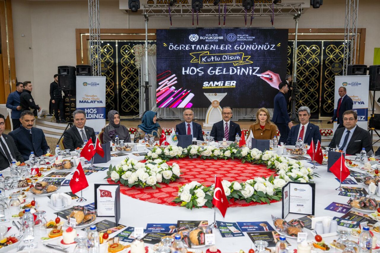 Malatya Büyükşehir Belediye Başkanı Sami Er, 24 Kasım Öğretmenler Günü