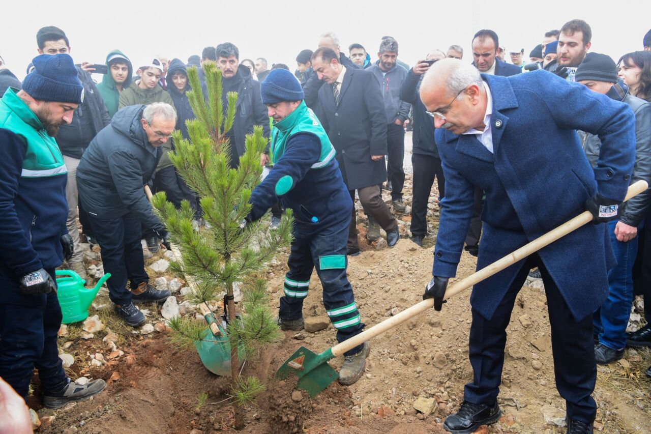 Malatya Büyükşehir Belediyesi, "Bir Fidan Bin Umut" temasıyla Beydağı'nda dev