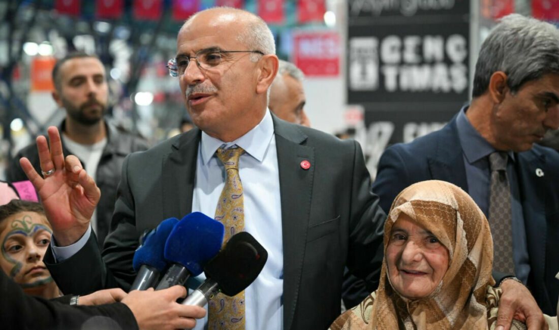 Malatya Büyükşehir Belediye Başkanı Sami Er, okuma-yazma azmiyle Türkiye'ye örnek