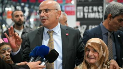 Malatya Büyükşehir Belediye Başkanı Sami Er, okuma-yazma azmiyle Türkiye'ye örnek