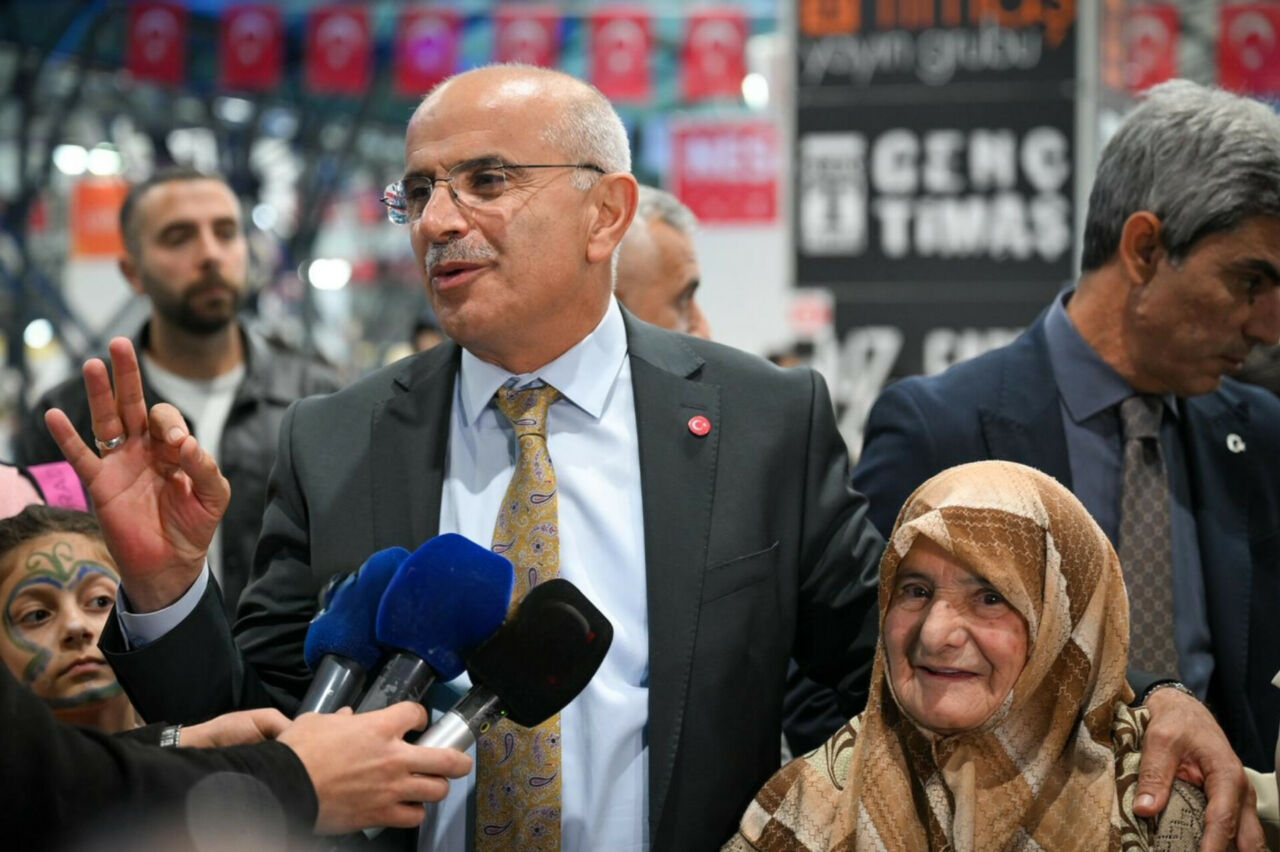 Malatya Büyükşehir Belediye Başkanı Sami Er, okuma-yazma azmiyle Türkiye'ye örnek