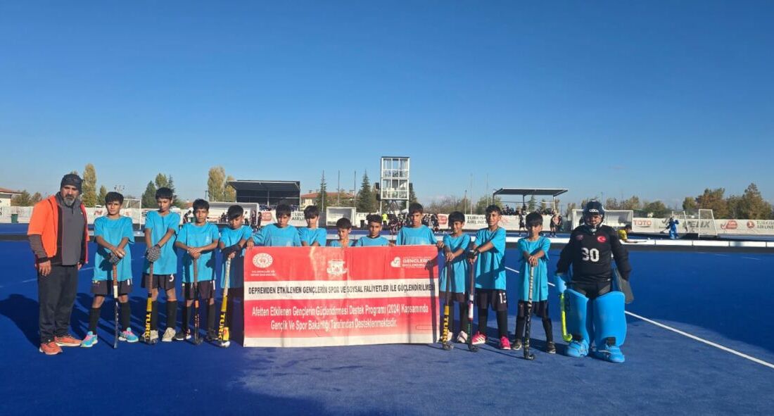 Malatya'yı temsil eden U13 İl Karması Erkek Hokey Takımı, Konya'da