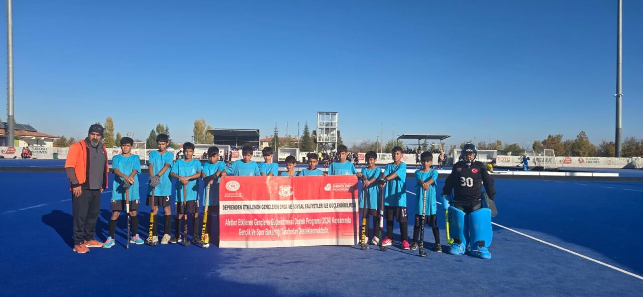 Malatya'yı temsil eden U13 İl Karması Erkek Hokey Takımı, Konya'da