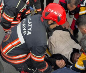 Malatya’nın Yeşilyurt ilçesinde Kuzey Kuşak Çevreyolu üzerinde kamyon ile kamyonetin