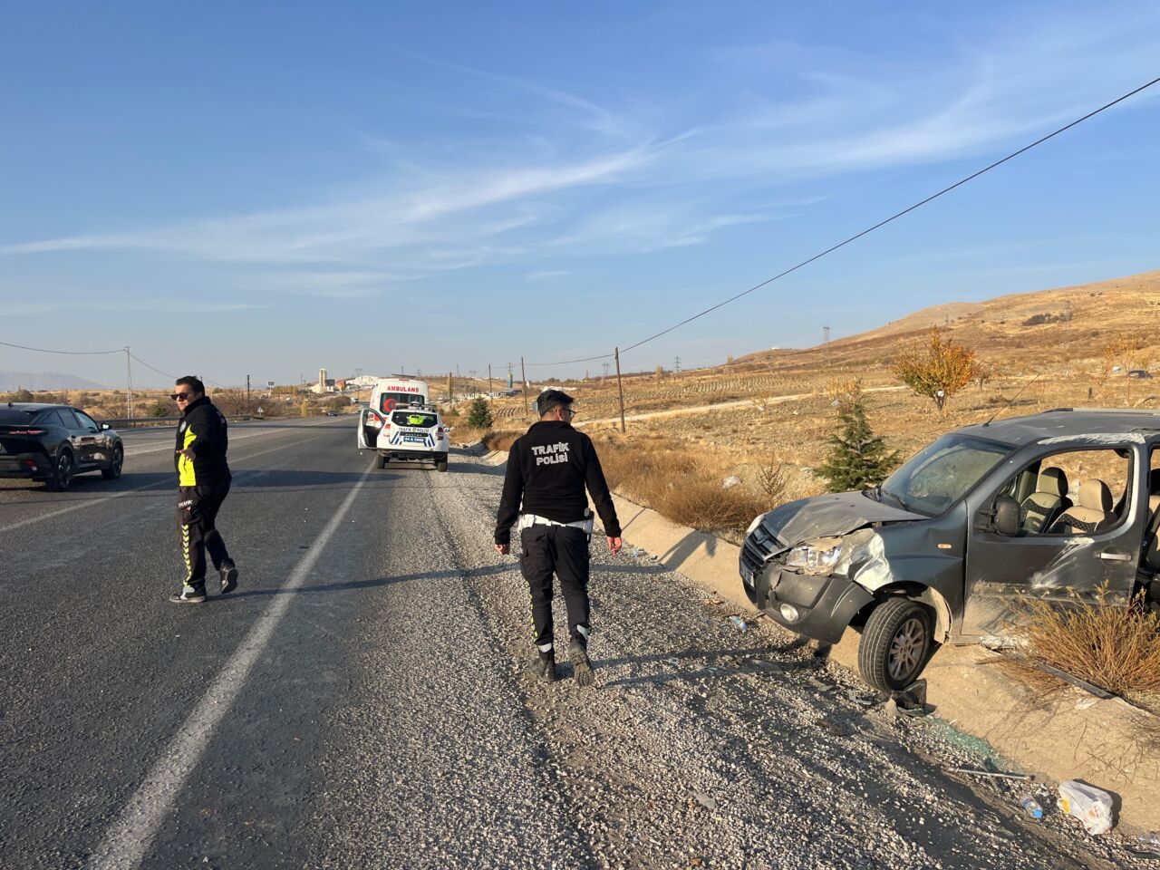 Malatya-Adıyaman Karayolu üzerinde Doğanşehir Savaklı mevkiinde kontrolden çıkan hafif ticari