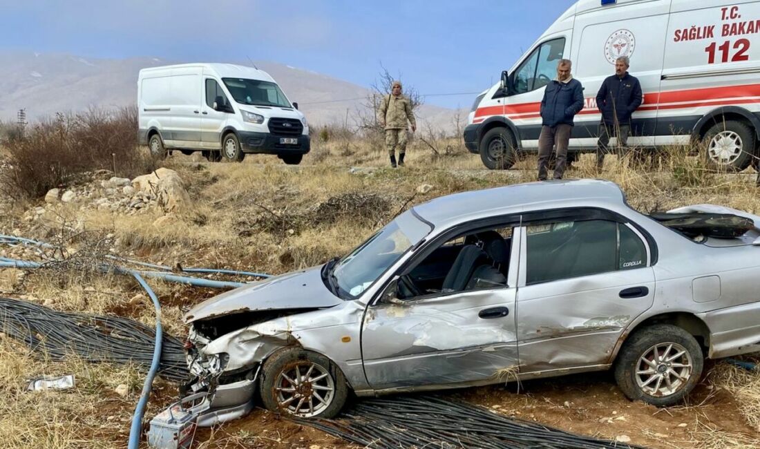 Malatya’nın Doğanşehir ilçesinde sürücüsünün direksiyon hakimiyetini kaybettiği otomobilin şarampole devrilmesi