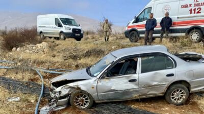 Malatya’nın Doğanşehir ilçesinde sürücüsünün direksiyon hakimiyetini kaybettiği otomobilin şarampole devrilmesi
