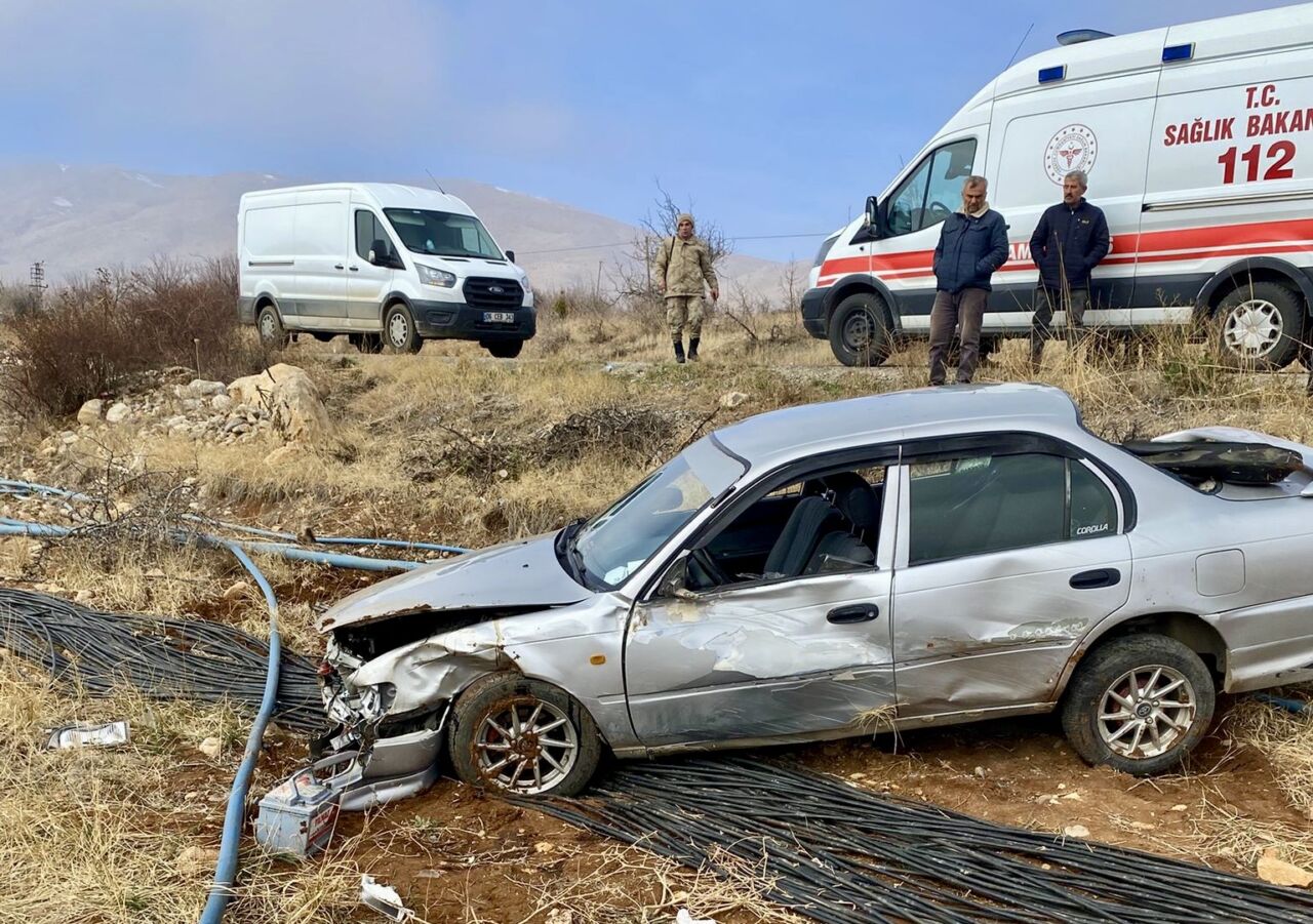 Malatya’nın Doğanşehir ilçesinde sürücüsünün direksiyon hakimiyetini kaybettiği otomobilin şarampole devrilmesi
