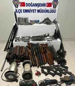 Malatya'nın Doğanşehir ilçesinde polis, ruhsatsız silah bulundurma, onarım ve ticaretine