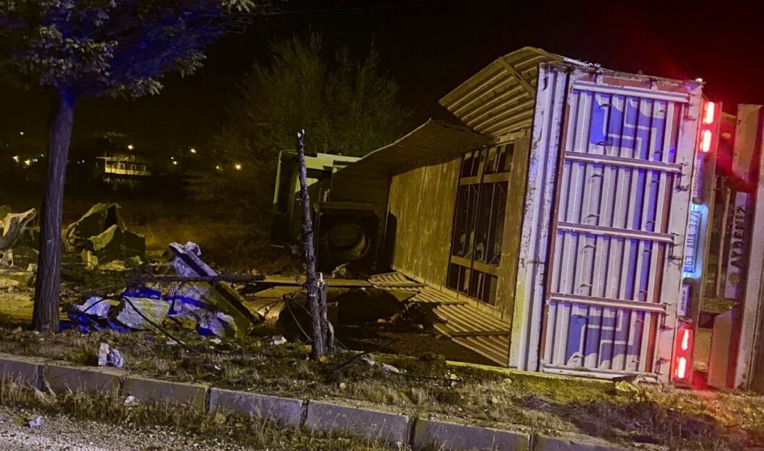 Malatya'nın Doğanşehir ilçesinde gece saatlerinde meydana gelen tır kazası, ulaşımı