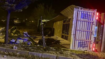 Malatya'nın Doğanşehir ilçesinde gece saatlerinde meydana gelen tır kazası, ulaşımı
