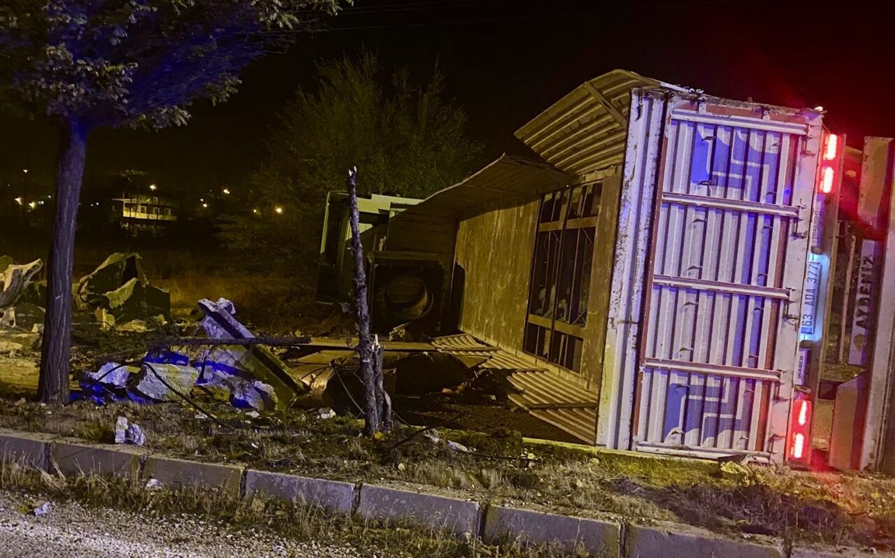 Malatya'nın Doğanşehir ilçesinde gece saatlerinde meydana gelen tır kazası, ulaşımı