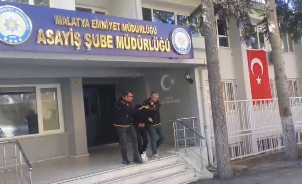 Malatya'da kendisini polis-savcı olarak tanıtıp M.G. isimli vatandaşı 430 bin