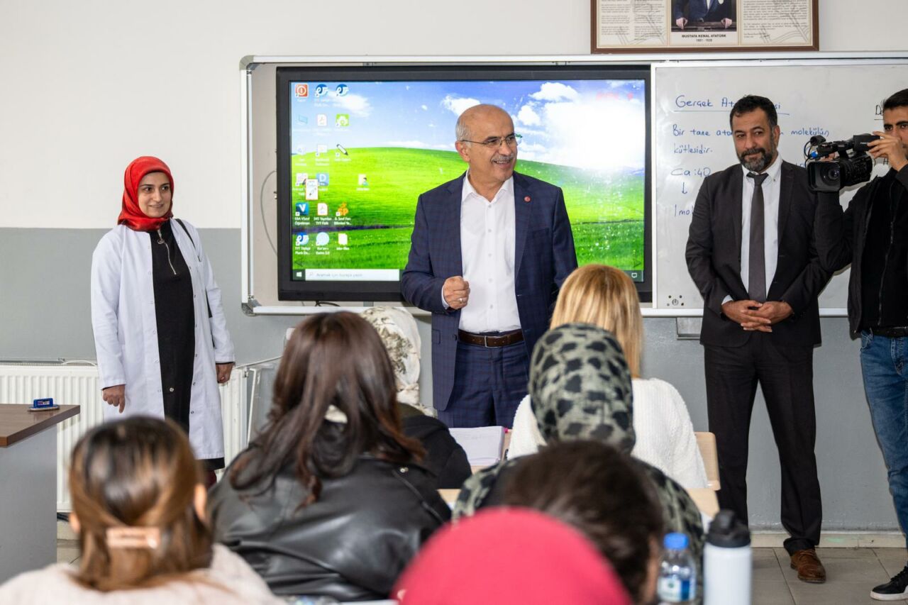 Malatya Büyükşehir Belediye Başkanı Sami Er, üniversite adaylarına müjde üstüne