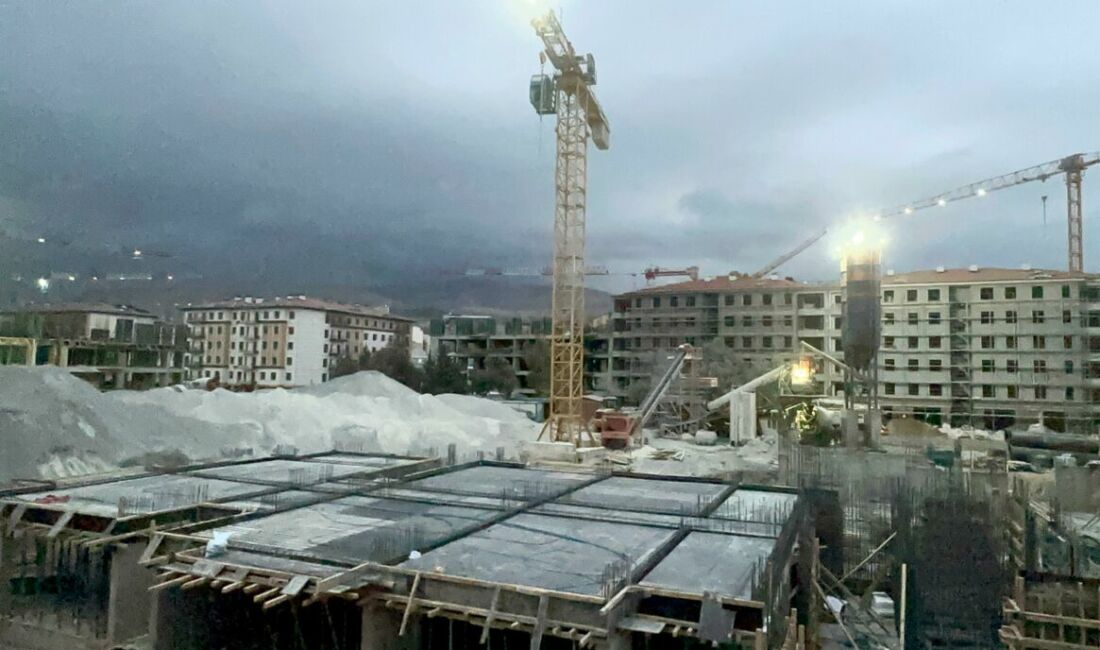 Malatya TOKİ Şantiyesinde İş Kazası: İşçi Elektrik Akımına Kapıldı! Malatya Yeşilyurt'taki TOKİ 2. Etap inşaatında çalışan bir işçi, elektrik