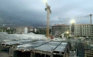 Malatya Yeşilyurt'taki TOKİ 2. Etap inşaatında çalışan bir işçi, elektrik