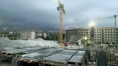 Malatya Yeşilyurt'taki TOKİ 2. Etap inşaatında çalışan bir işçi, elektrik