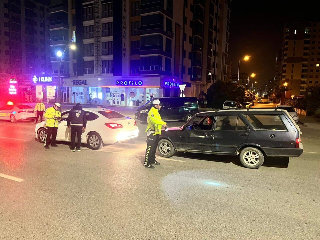 Malatya’da emniyet ekipleri, kentte huzur ve güvenliğin korunması amacıyla Yüzakı