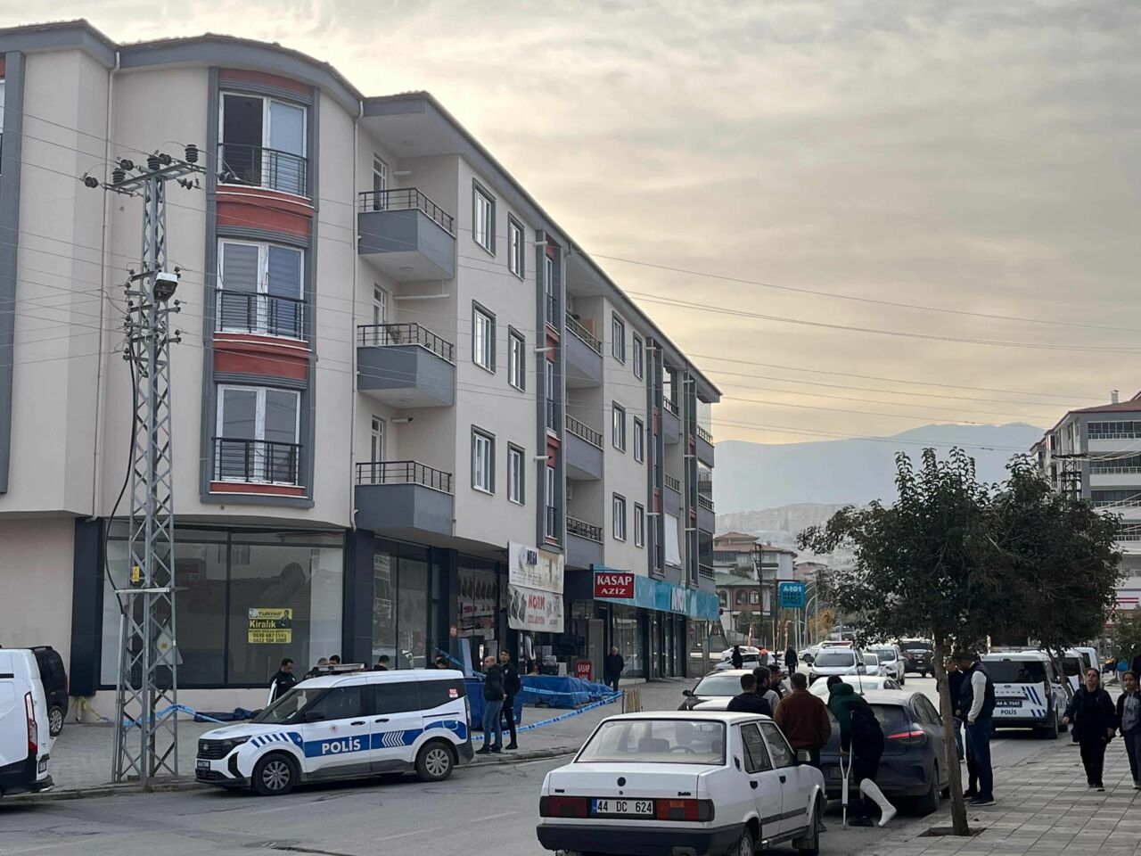 Malatya’nın Yeşilyurt ilçesinde bir apartmanın 3. katından düşen 36 yaşındaki