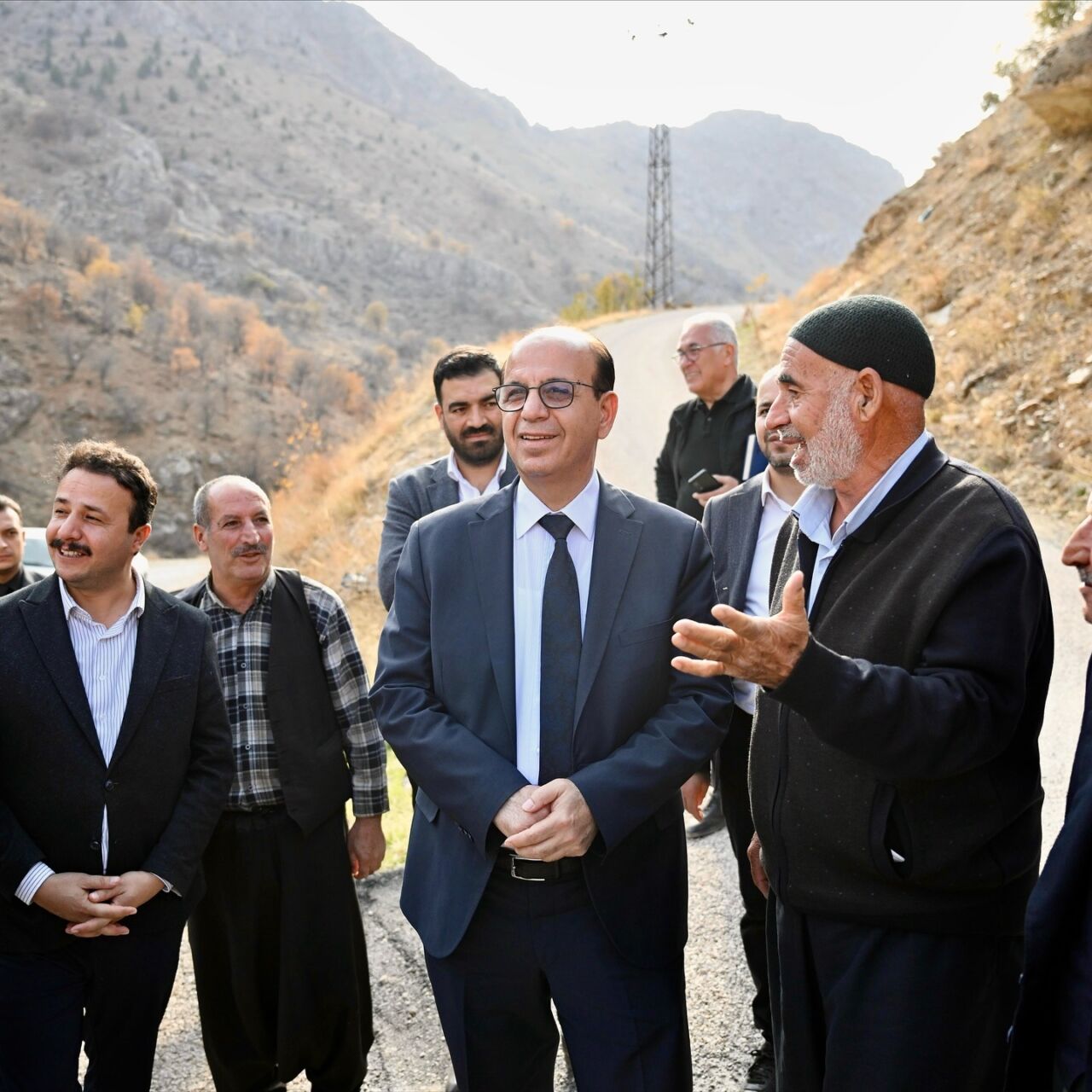 Yeşilyurt Belediyesi, kırsal mahallelerde yol güvenliğini ve konforunu artırmak amacıyla