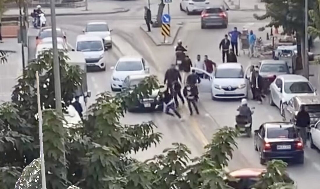 Malatya Kernek Meydanı yakınlarında trafikte başlayan tartışma kanaya dönüştü. Dört