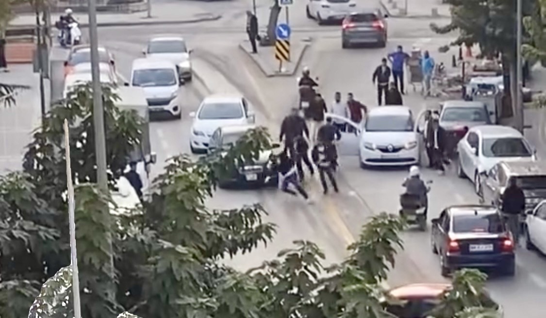 Malatya Kernek Meydanı yakınlarında trafikte başlayan tartışma kanaya dönüştü. Dört