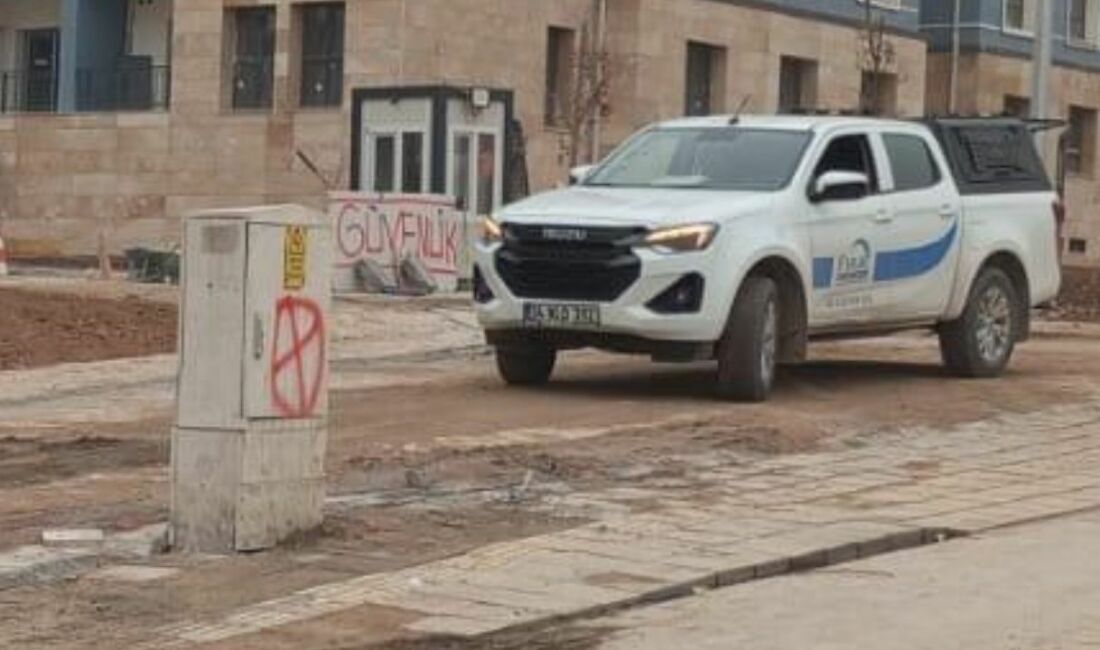 Malatya Battalgazi Yeşilçam Caddesi'nde, TOKİ inşaat alanının önünde devrilen elektrik
