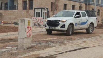 Malatya Battalgazi Yeşilçam Caddesi'nde, TOKİ inşaat alanının önünde devrilen elektrik