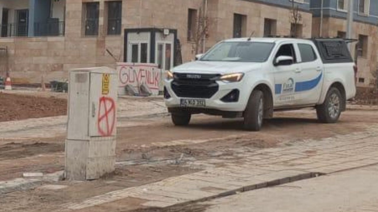 Malatya Battalgazi Yeşilçam Caddesi'nde, TOKİ inşaat alanının önünde devrilen elektrik