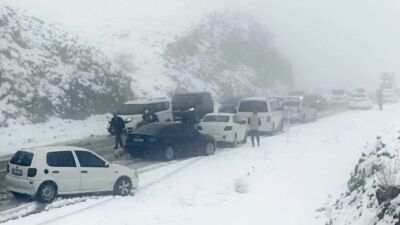 Malatya-Çelikhan Yolu Kar ve Kazadan Dolayı Kapandı, Araçlar Mahsur Kaldı Malatya-Adıyaman/Çelikhan yolunda yoğun kar yağışı ve tipi nedeniyle bazı araçlar