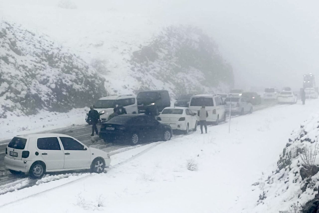 Malatya-Adıyaman/Çelikhan yolunda yoğun kar yağışı ve tipi nedeniyle bazı araçlar