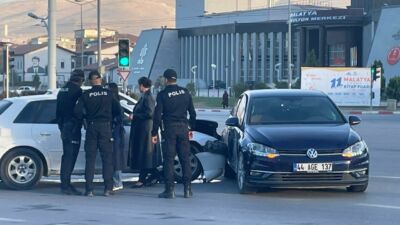 Malatya'nın yoğun trafiğinin yaşandığı İstasyon Kavşağı'nda iki otomobil çarpıştı. Kazada