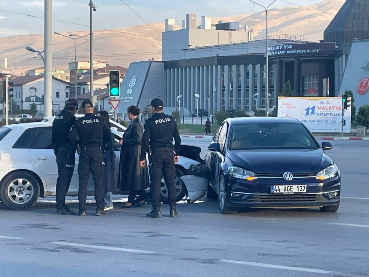 Malatya'nın yoğun trafiğinin yaşandığı İstasyon Kavşağı'nda iki otomobil çarpıştı. Kazada