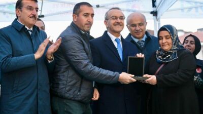 Malatya’da Depremzedelere 20 Bin 925 Konut ve İşyeri Müjdesi! Cumhurbaşkanı Erdoğan'ın online katılımıyla gerçekleşen törende, Malatya'da yapımı tamamlanan ilk