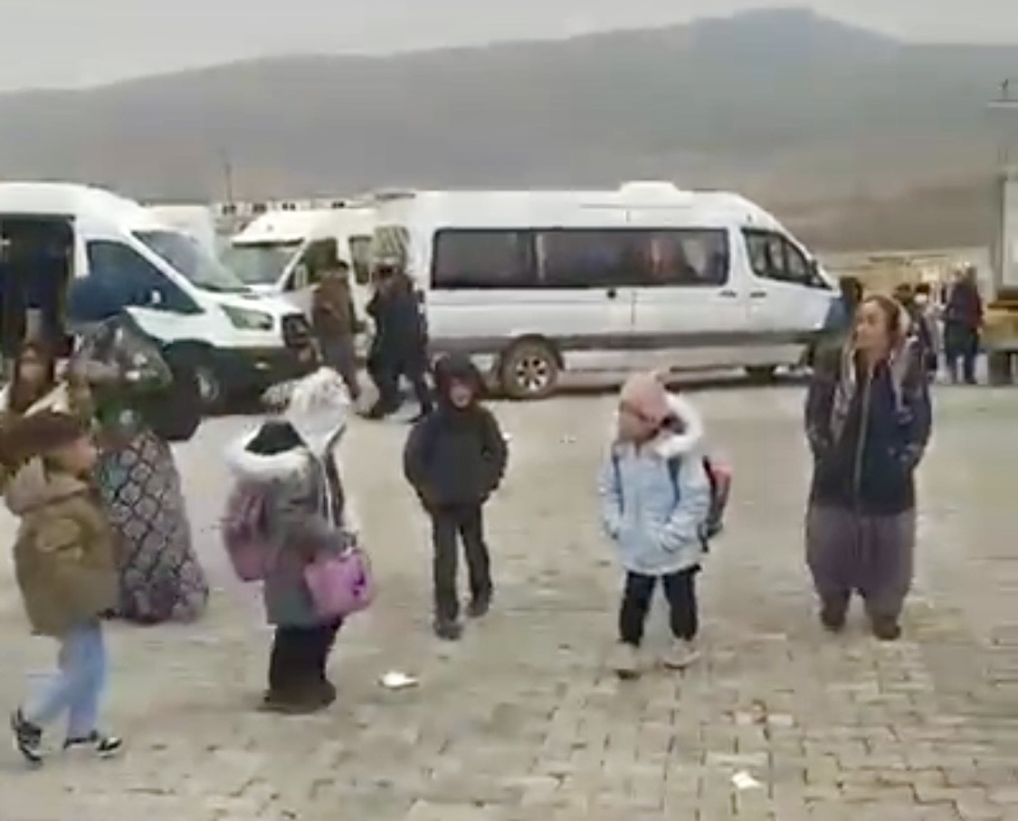 Malatya'da Bulgurlu Şehit Hamit Fendoğlu İlkokulu velileri, okul servis saatlerindeki