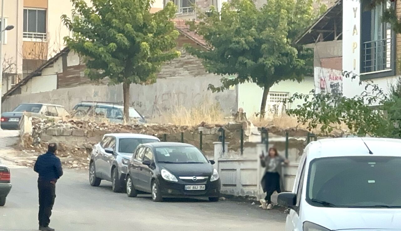 Malatya’nın Abdulgaffar Mahallesi'nde eski eşiyle tartışan genç kadın, yanında getirdiği