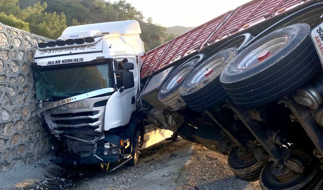 Malatya'nın Doğanşehir ilçesi Erkenek mevkiinde direksiyon hakimiyeti kaybolan tırın devrilmesi
