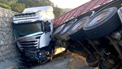 Malatya'nın Doğanşehir ilçesi Erkenek mevkiinde direksiyon hakimiyeti kaybolan tırın devrilmesi