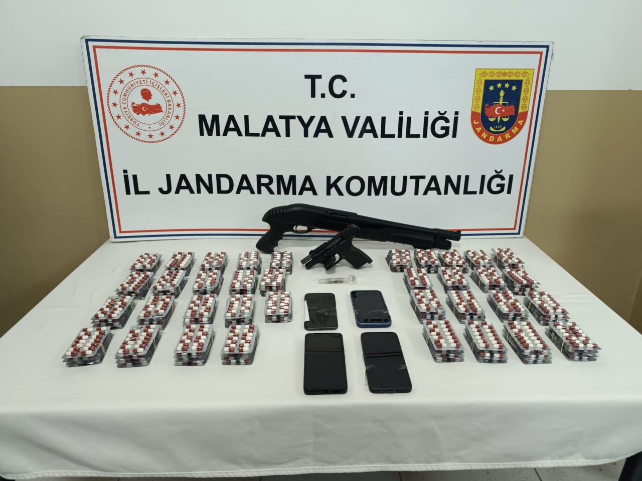 Malatya Jandarma Komutanlığı, Yeşilyurt'ta düzenlediği operasyonla zehir tacirlerine darbe vurdu.