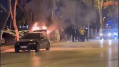 Malatya'da İnönü Caddesi üzerinde seyir halindeki bir araçta çıkan yangın,